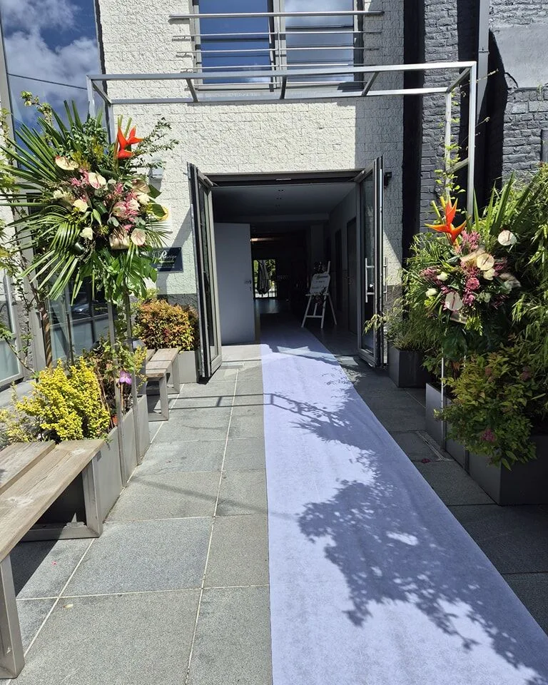 Entrée et terrasse extérieure du Prestige du Clothaire