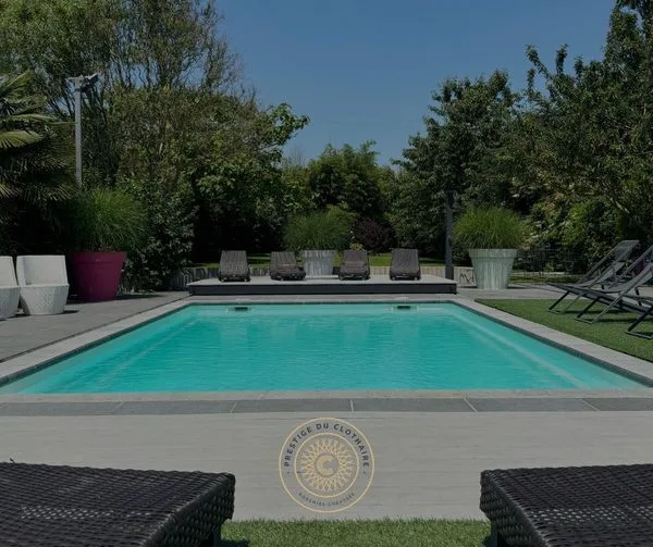 Espace détente de la piscine privée du Clothaire