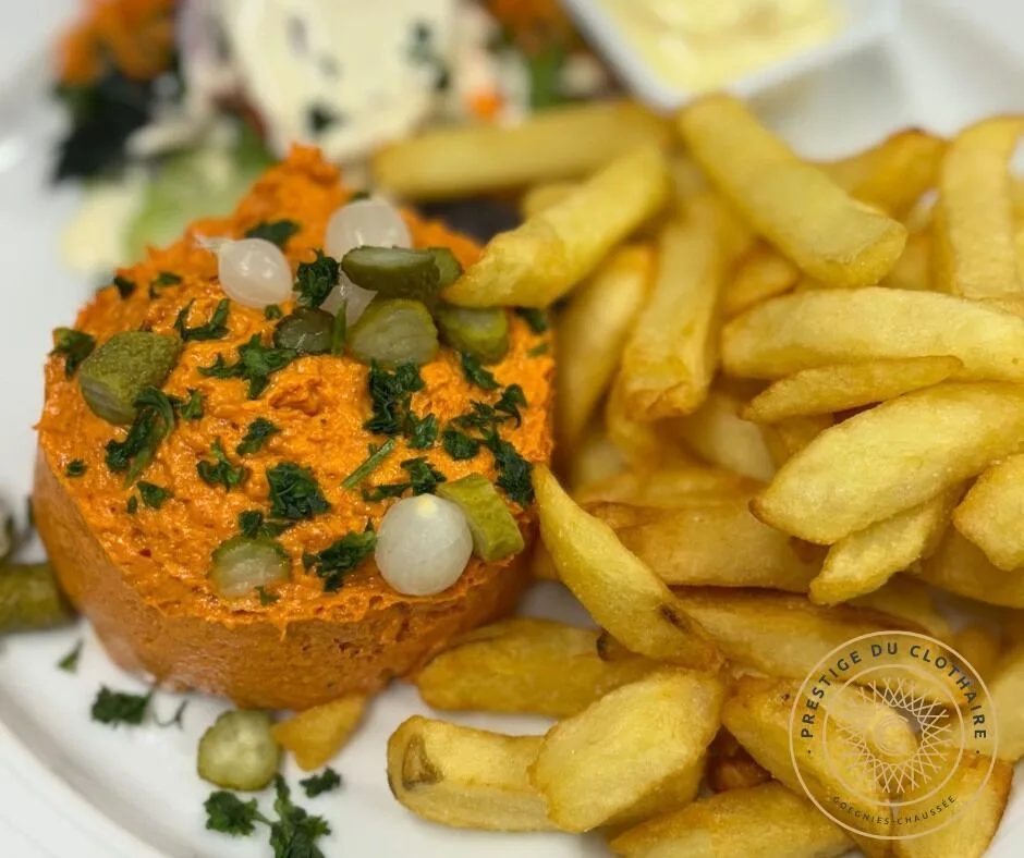 Tartare et frites servis à la brasserie du Prestige du Clothaire
