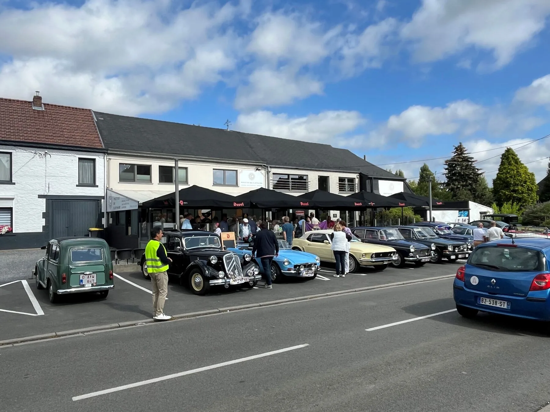 Rassemblement de voitures anciennes devant Le Prestige du Clothaire