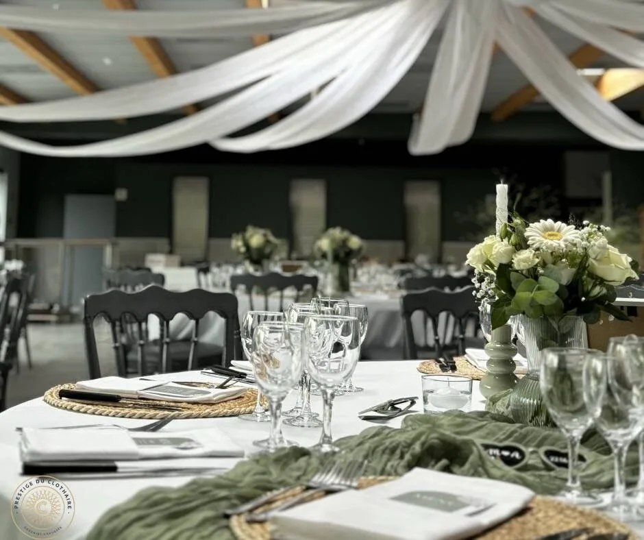 Salle de fête à Gœgnies-Chaussée préparée pour une réception
