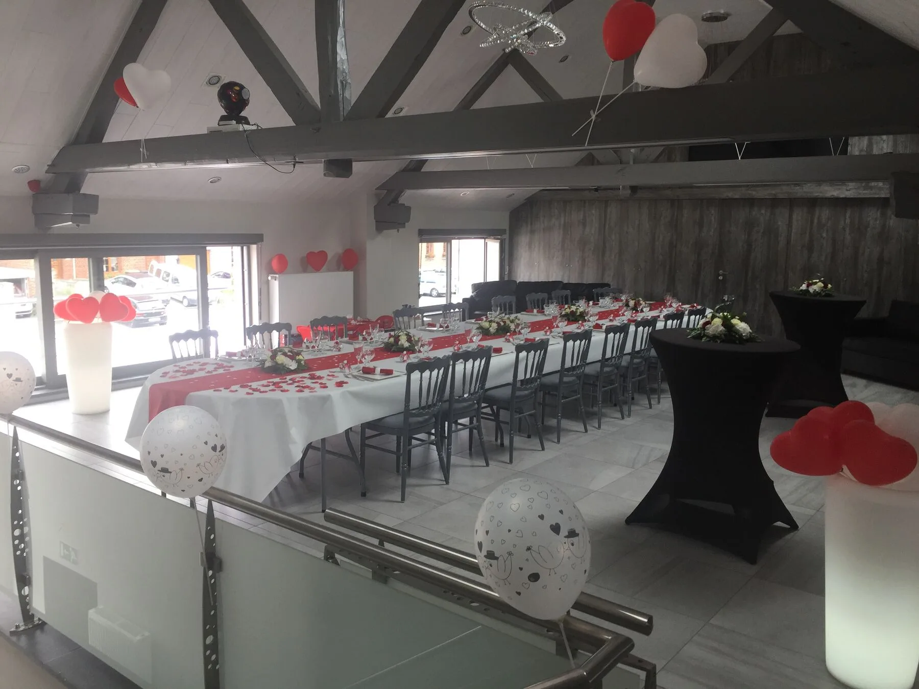 Tables dressées dans la salle de réception du Prestige du Clothaire