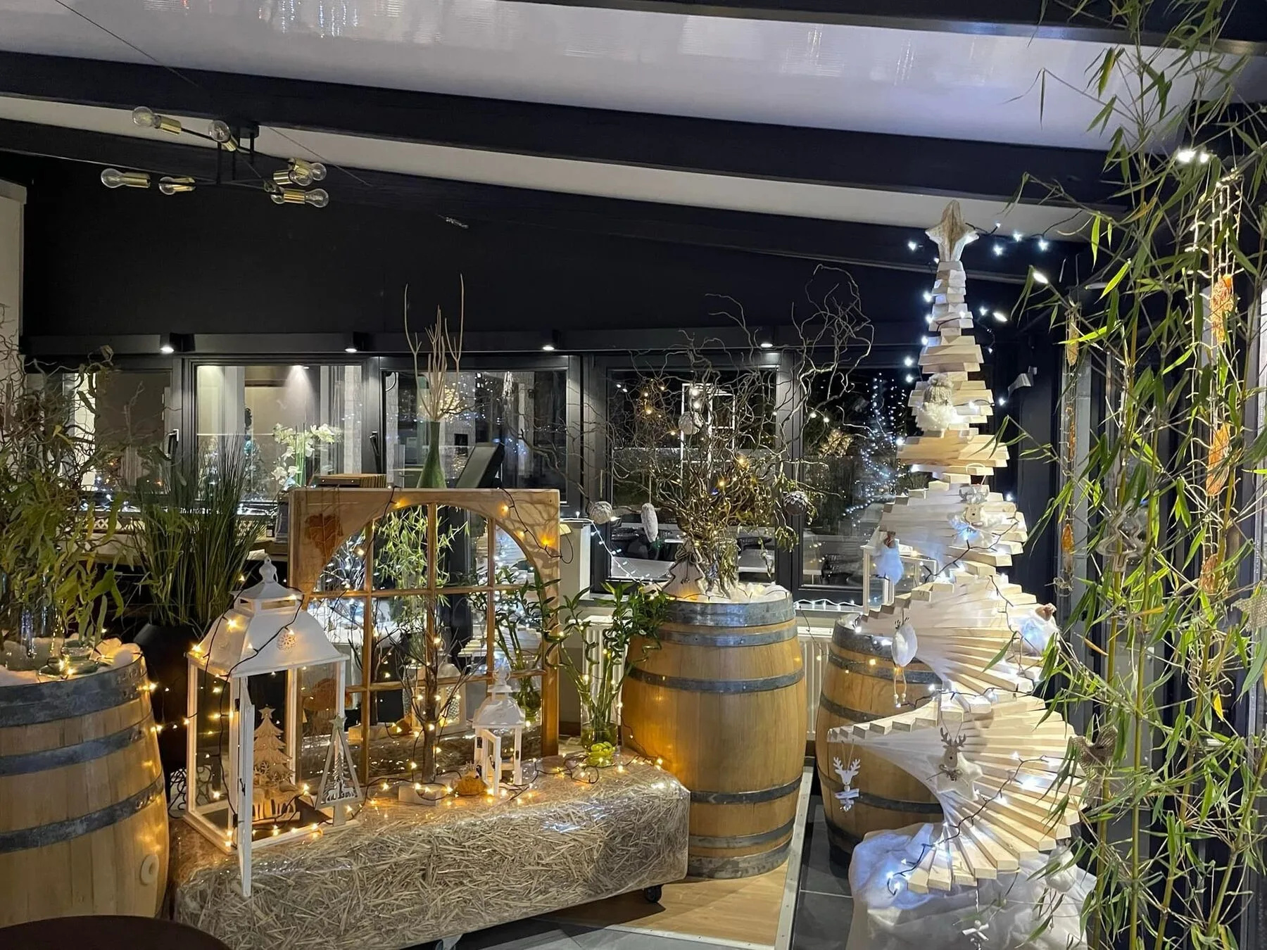 Salle décorée et pièce montée pour une réception au Prestige du Clothaire