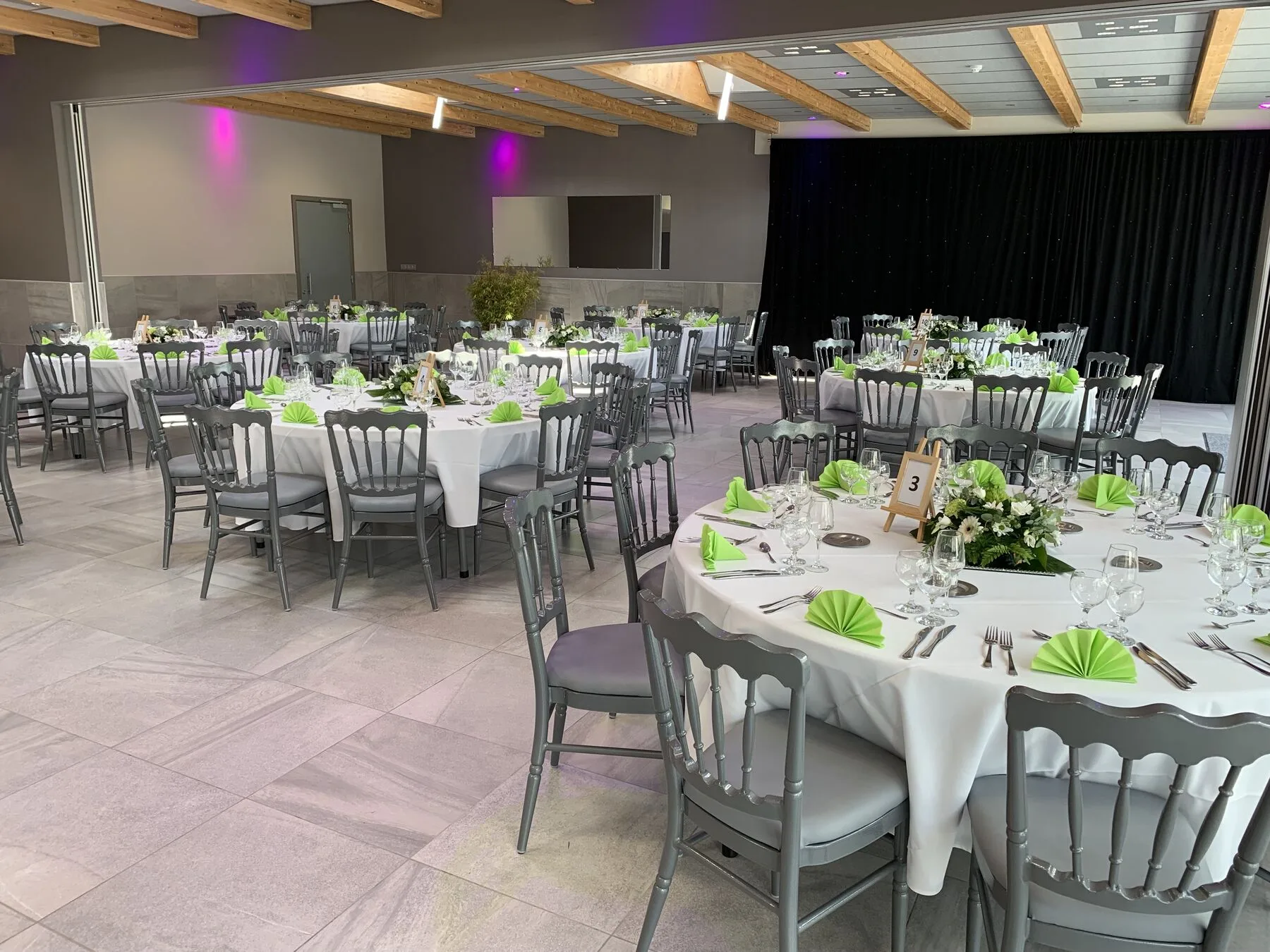 Salle de réception dressée pour un mariage à Gœgnies-Chaussée