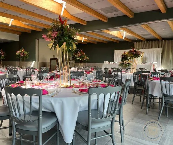 Table d'honneur dressée dans une salle de réception du Clothaire