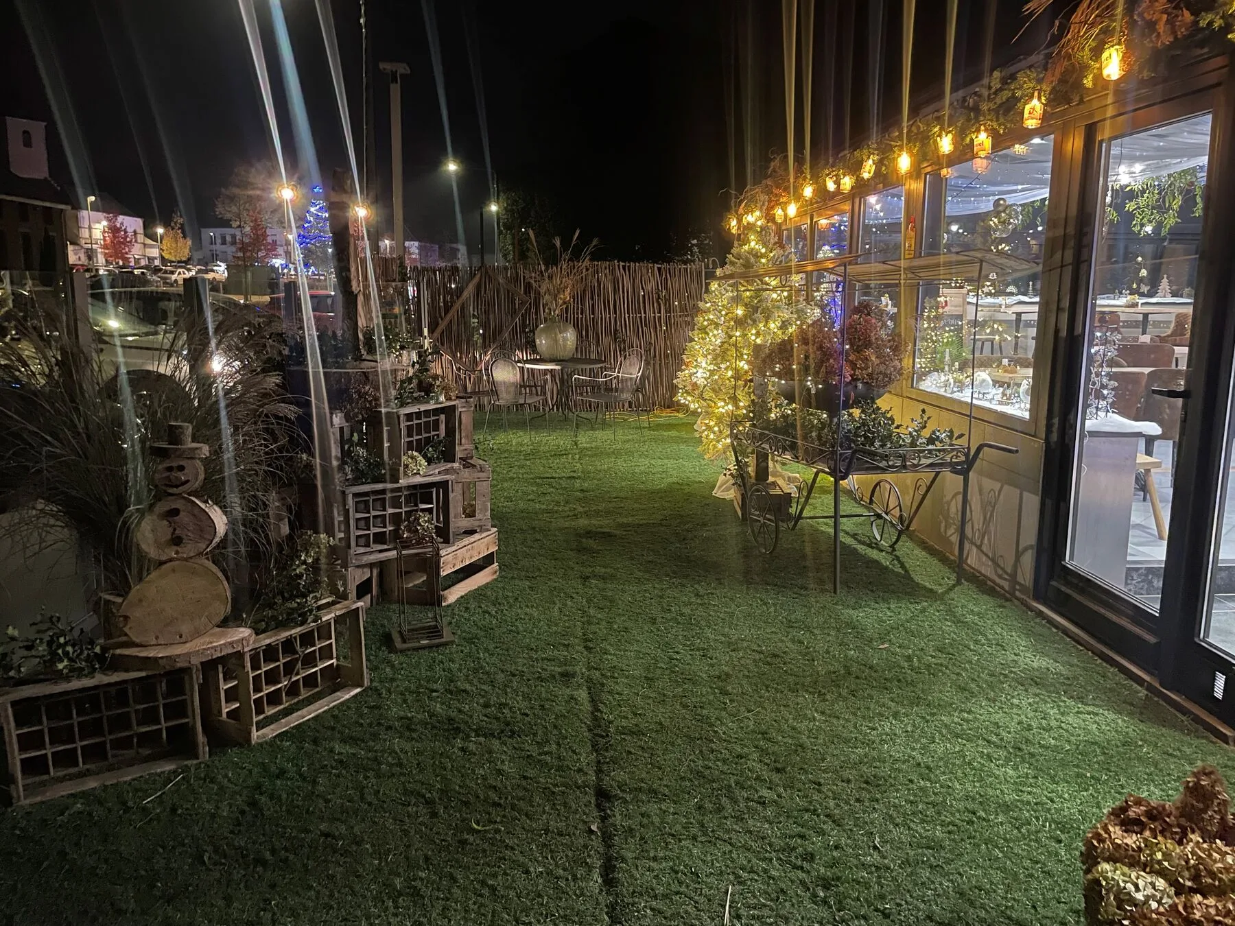 Terrasse et jardin illuminés en soirée au Prestige du Clothaire